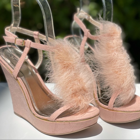 Last Chance Qupid Pink Suede Feather T-strap Ankle Strap Platform Wedge Sandal - Picture 3 of 11
